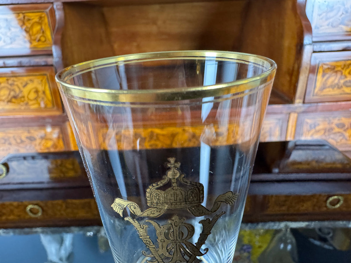 Kaiserliches Wasserglas und Portweinglas Wilhelm II. mit IRW Monogramm und Kaiserkrone in Klavierlackschatulle um 1900