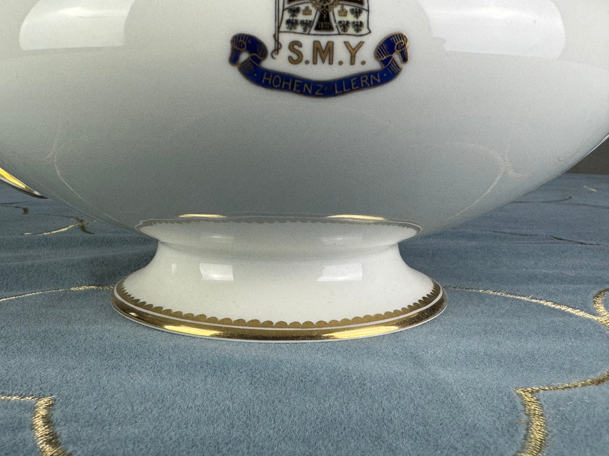 Kaiserliche Suppenterrine mit Deckel von S.M.Y. Hohenzollern, datiert 1911 – Porzellan aus dem Besitz Kaiser Wilhelm II.