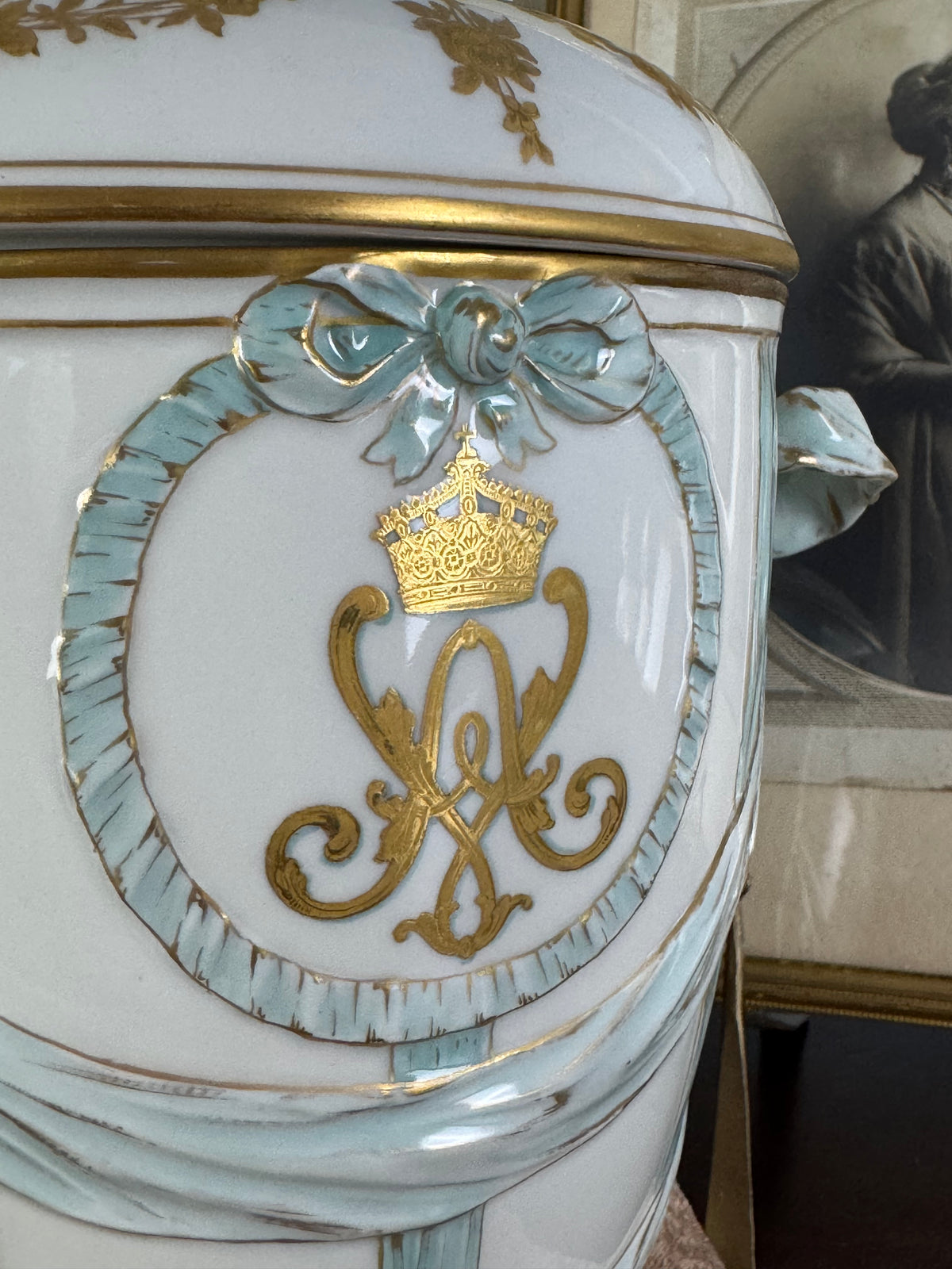 Deckelvase mit Monogramm der Kaiserin Auguste Victoria, KPM Berlin, um 1910
