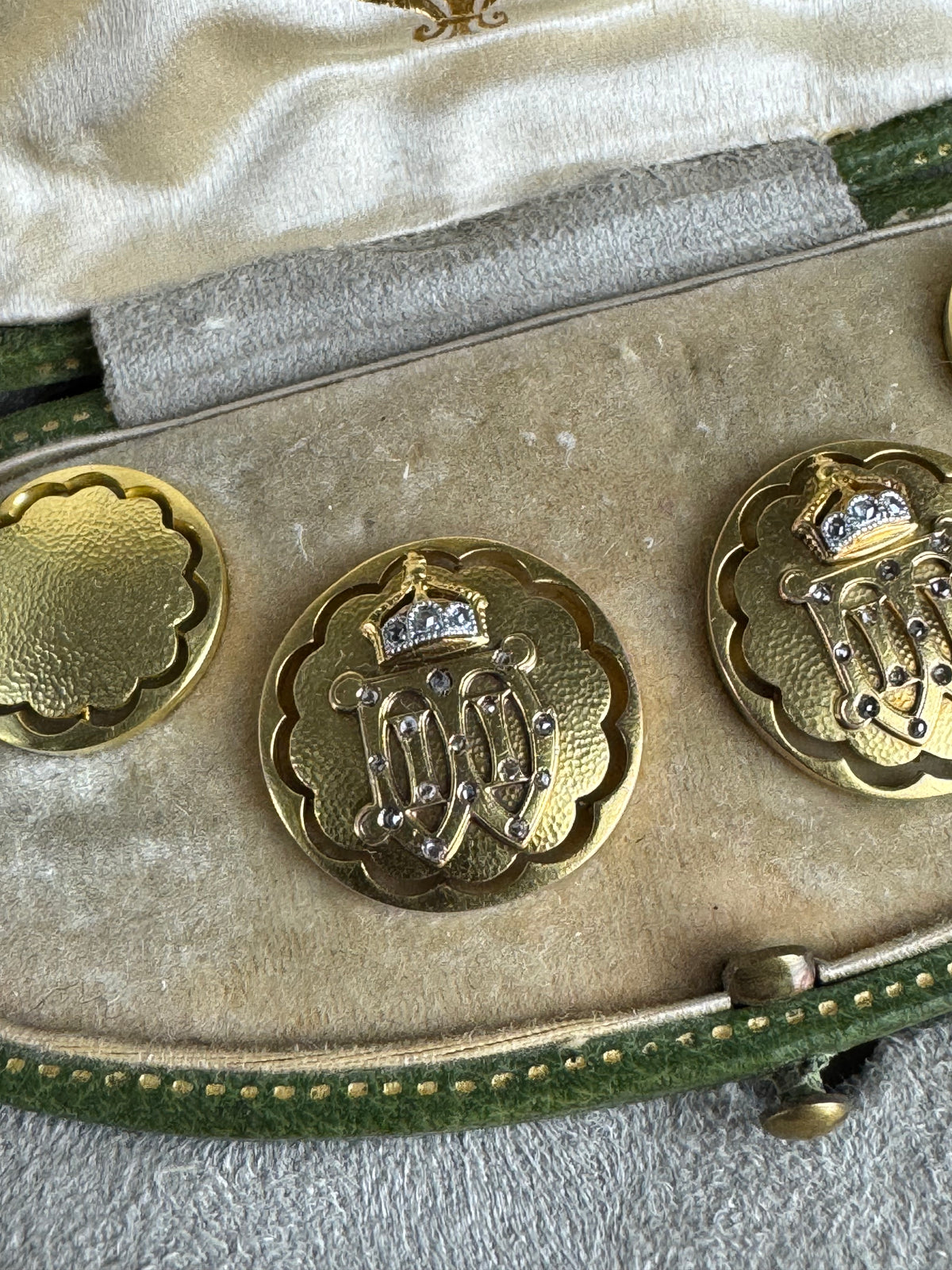 Originale goldene Manschettenknöpfe Kaiser Wilhelm II. mit Monogramm W II, Kaiserkrone, Brillanten und datiertem Originaletui von 1908.