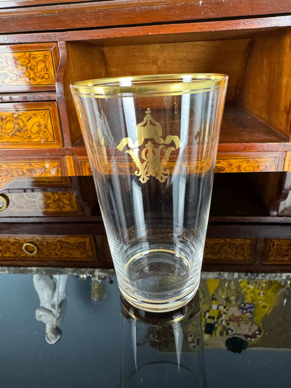 Kaiserliches Wasserglas und Portweinglas Wilhelm II. mit IRW Monogramm und Kaiserkrone in Klavierlackschatulle um 1900