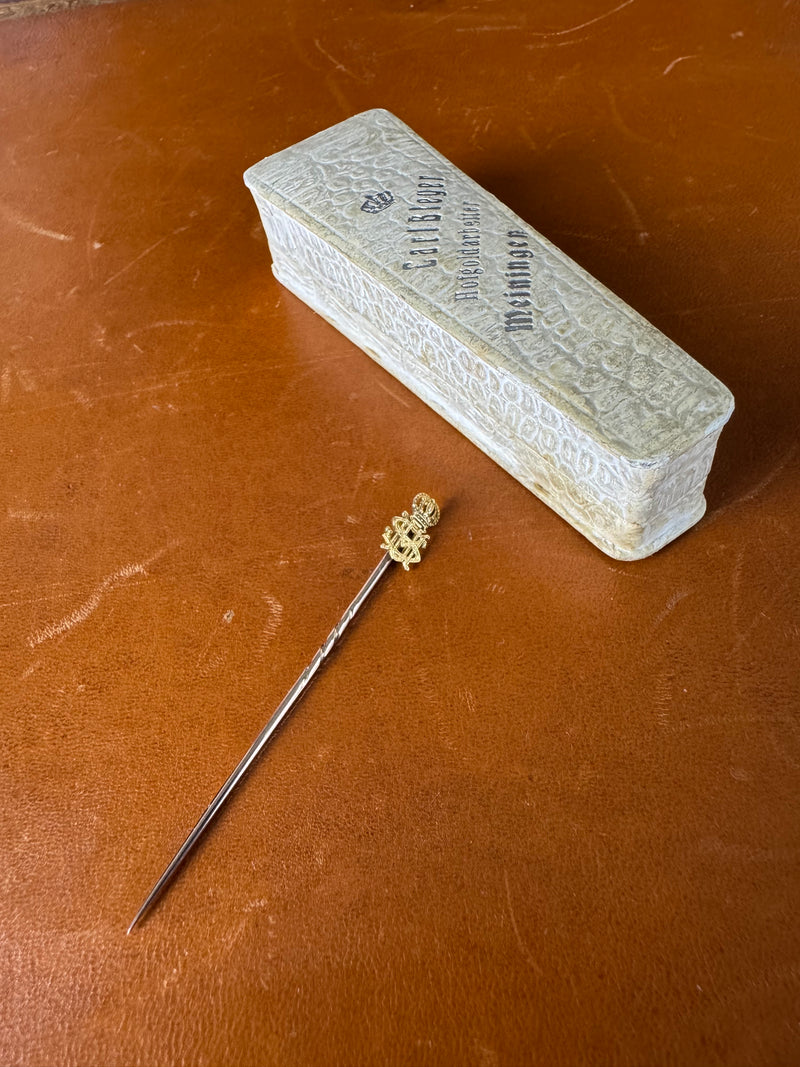 Anstecknadel aus 585 Gold mit Monogramm VSM unter Krone im Etui von Hofgoldarbeiter Carl Bleyer Meiningen, um 1890