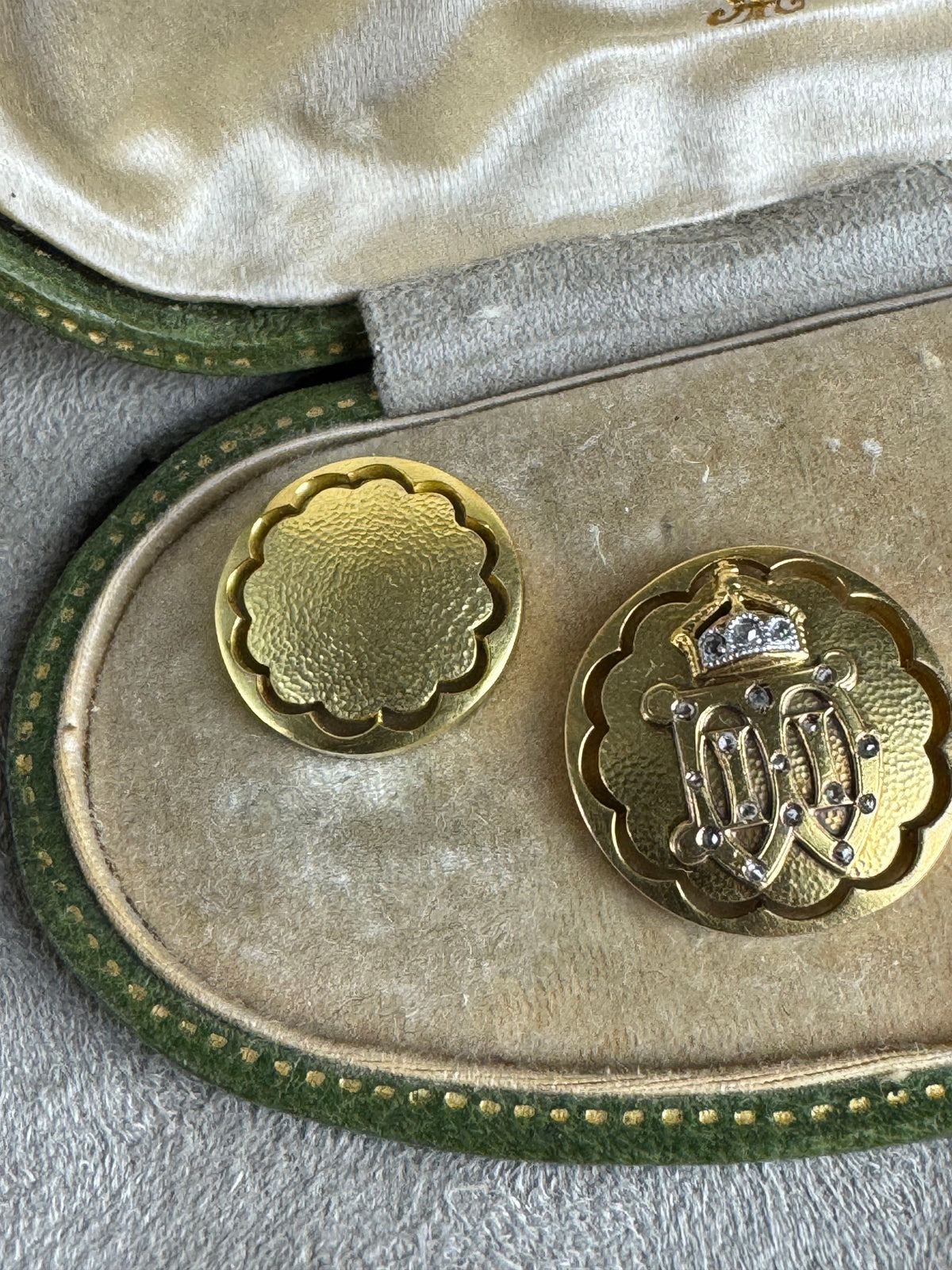 Originale goldene Manschettenknöpfe Kaiser Wilhelm II. mit Monogramm W II, Kaiserkrone, Brillanten und datiertem Originaletui von 1908.