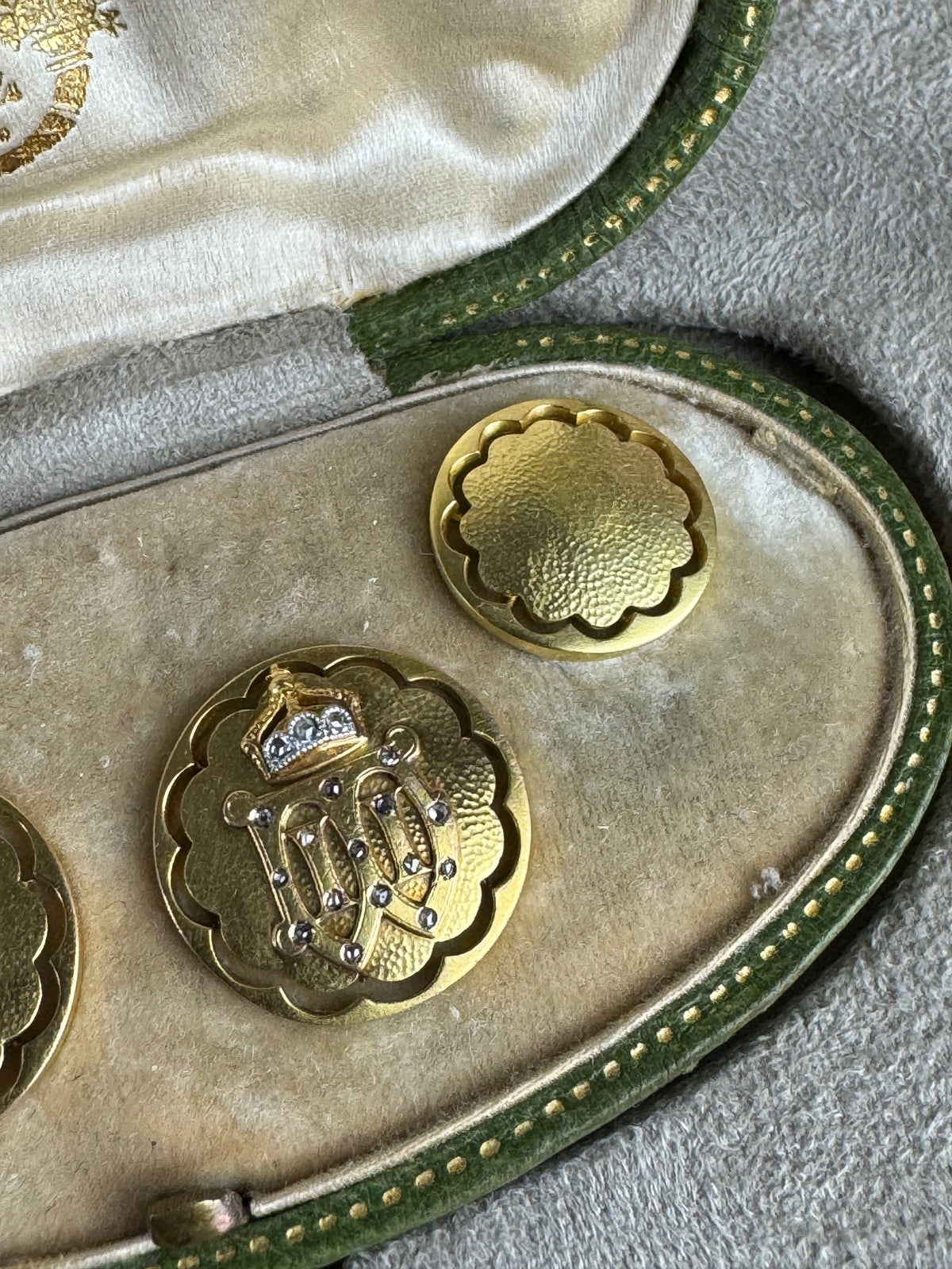 Originale goldene Manschettenknöpfe Kaiser Wilhelm II. mit Monogramm W II, Kaiserkrone, Brillanten und datiertem Originaletui von 1908.