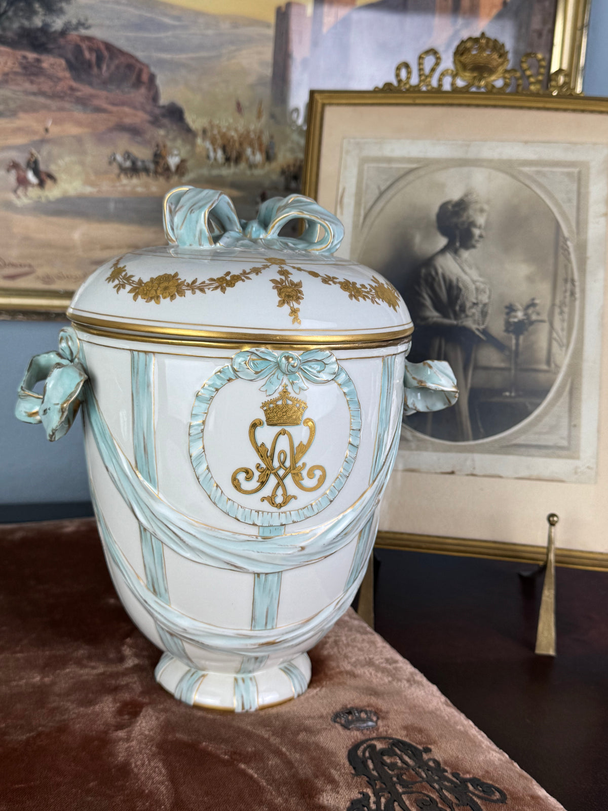 Deckelvase mit Monogramm der Kaiserin Auguste Victoria, KPM Berlin, um 1910