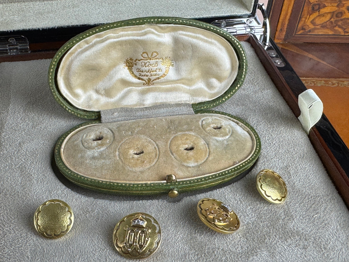 Originale goldene Manschettenknöpfe Kaiser Wilhelm II. mit Monogramm W II, Kaiserkrone, Brillanten und datiertem Originaletui von 1908.