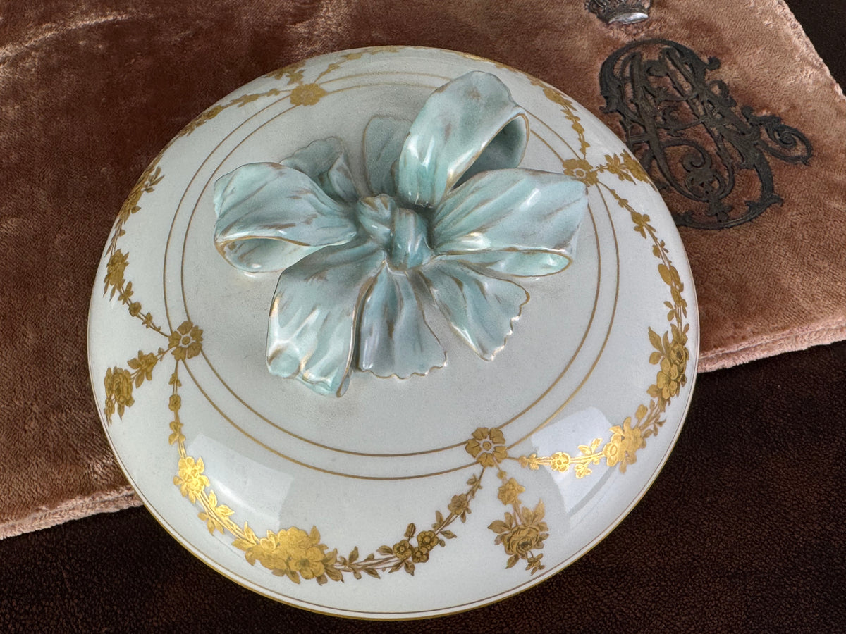 Deckelvase mit Monogramm der Kaiserin Auguste Victoria, KPM Berlin, um 1910