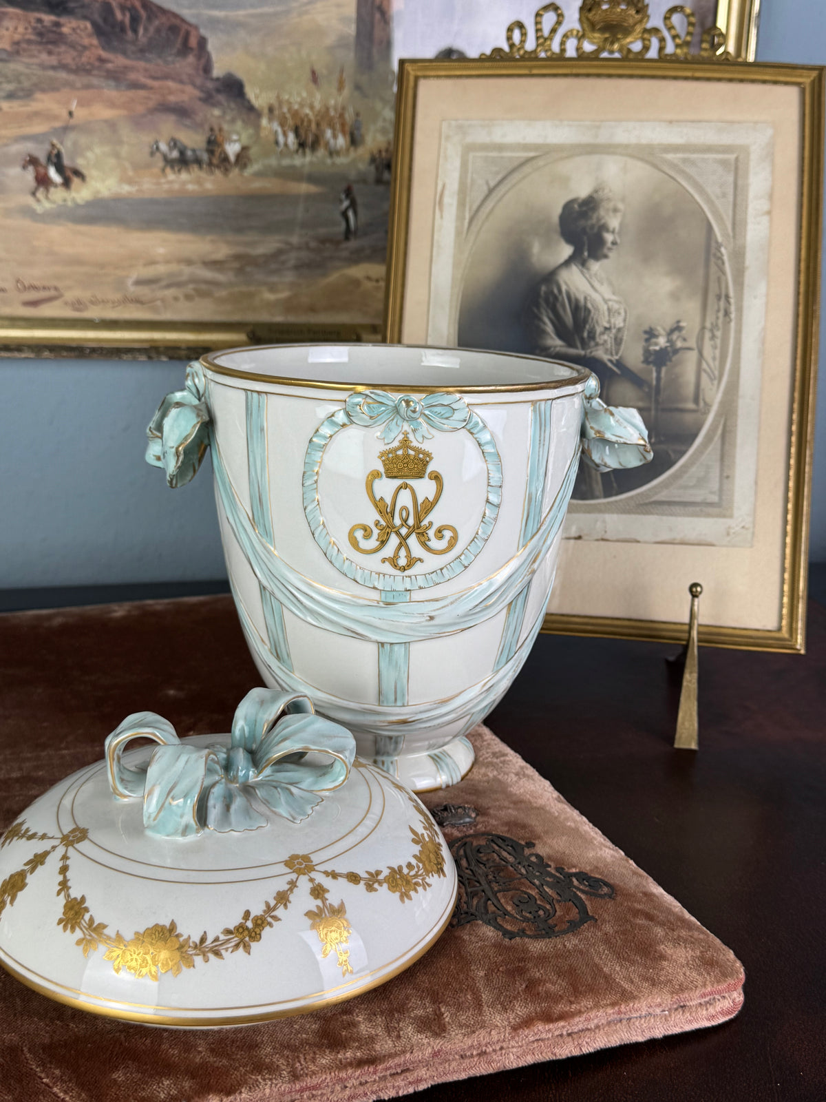 Deckelvase mit Monogramm der Kaiserin Auguste Victoria, KPM Berlin, um 1910