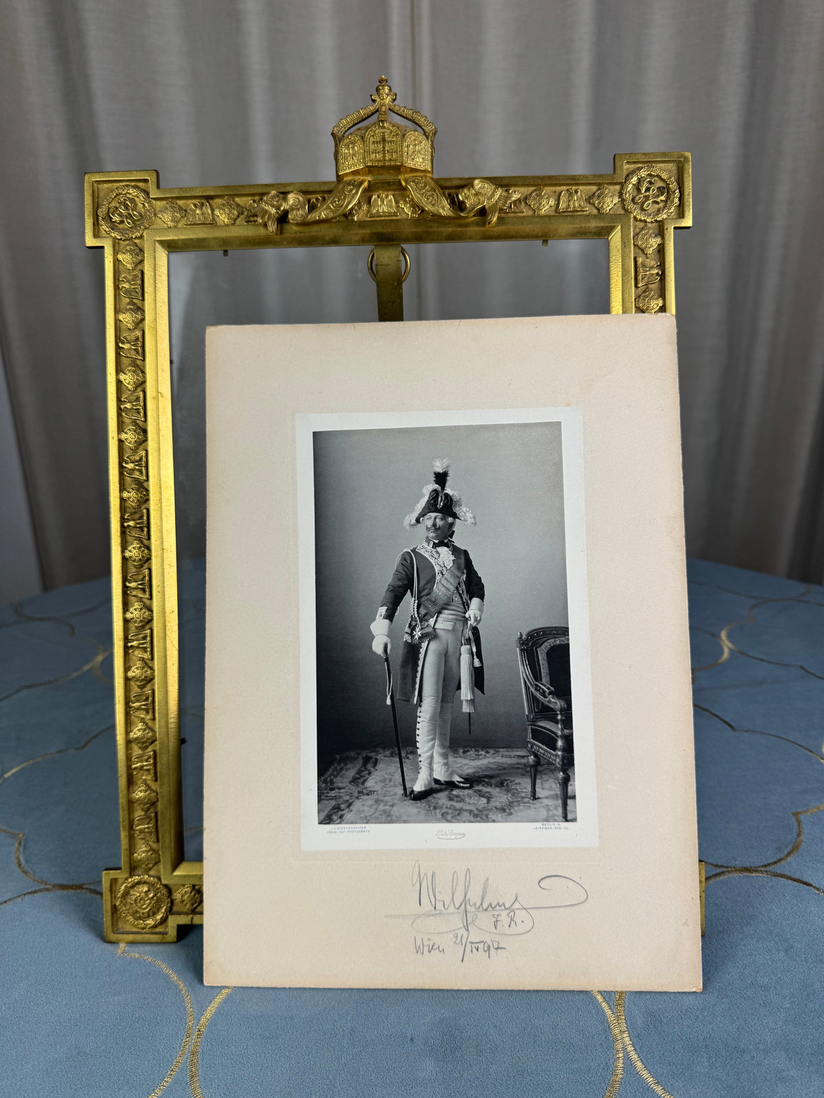 Großer feuervergoldeter Geschenkrahmen mit Widmungsportrait von Kaiser Wilhelm II., 1897