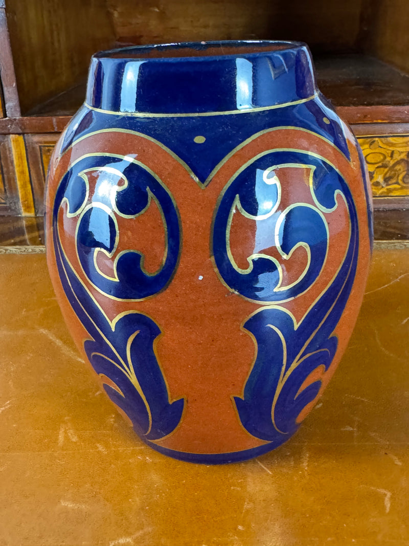 Antike Cadinen Vase in Rot und Blau mit Golddekor aus der kaiserlichen Manufaktur Cadinen
