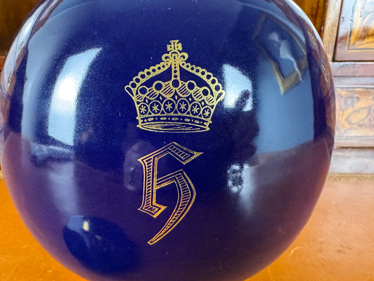 Antikes Cadinen Deckelgefäß mit Monogramm H unter Krone für Kaiserin Hermine, blaue Glasur, Golddekor und originaler Hofaufkleber