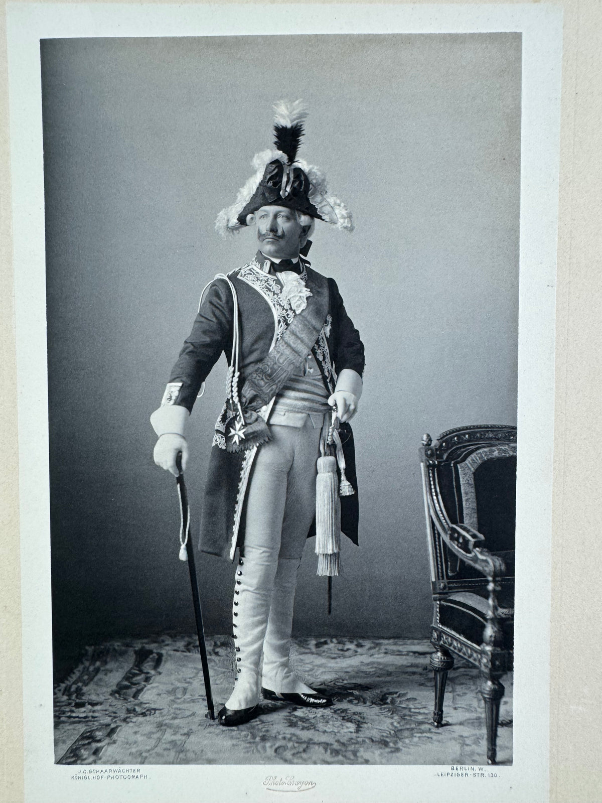 Großer feuervergoldeter Geschenkrahmen mit Widmungsportrait von Kaiser Wilhelm II., 1897