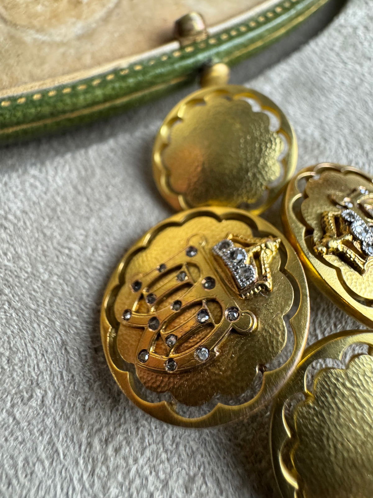 Originale goldene Manschettenknöpfe Kaiser Wilhelm II. mit Monogramm W II, Kaiserkrone, Brillanten und datiertem Originaletui von 1908.
