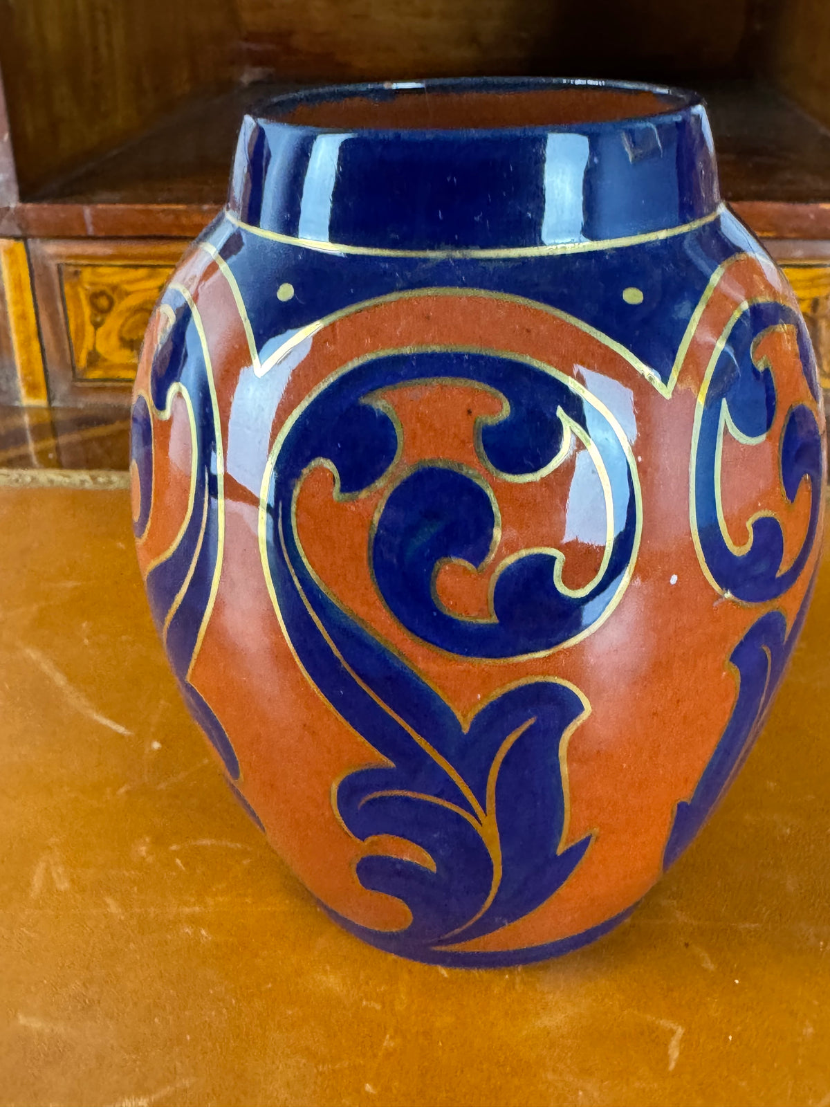 Antike Cadinen Vase in Rot und Blau mit Golddekor aus der kaiserlichen Manufaktur Cadinen
