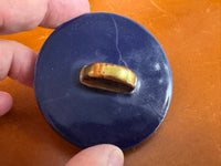 Antikes Cadinen Deckelgefäß mit Monogramm H unter Krone für Kaiserin Hermine, blaue Glasur, Golddekor und originaler Hofaufkleber