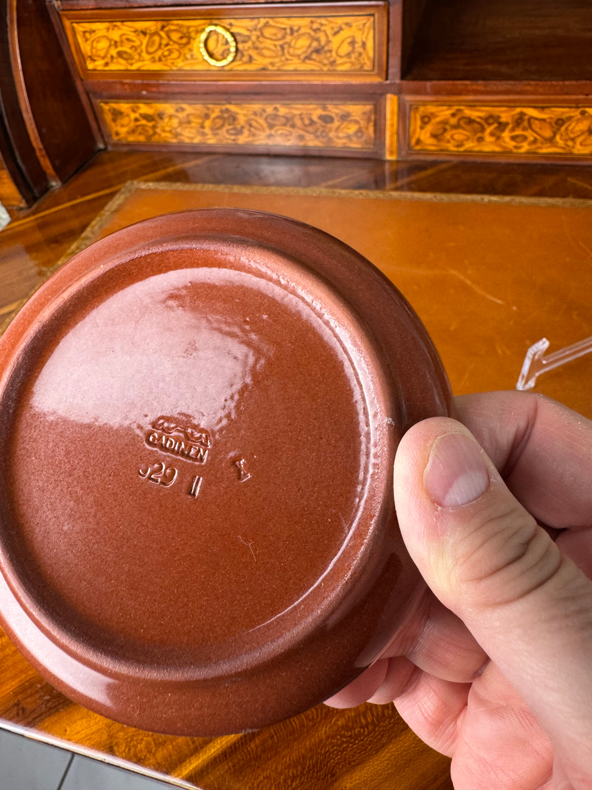 Antiker Cadinen Teller mit Monogramm H unter Krone für Kaiserin Hermine, rotes Cadinen-Porzellan mit Golddekor