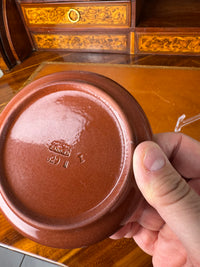 Antiker Cadinen Teller mit Monogramm H unter Krone für Kaiserin Hermine, rotes Cadinen-Porzellan mit Golddekor