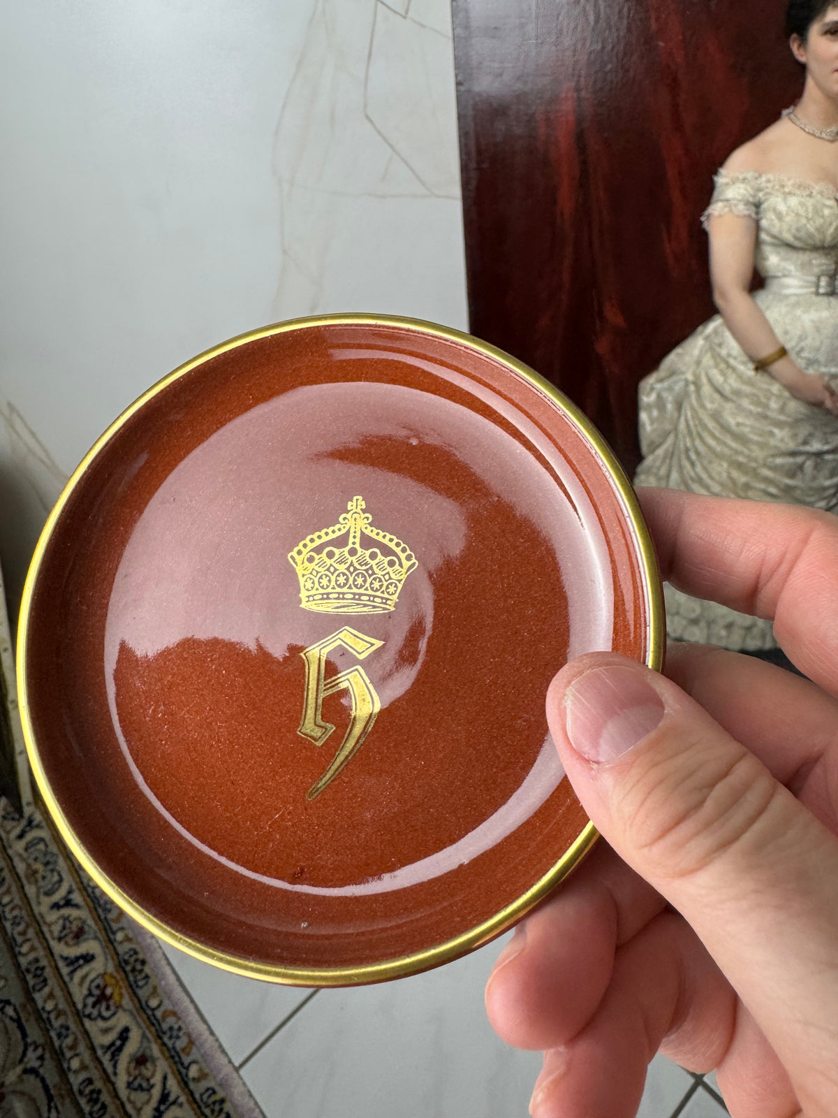 Antiker Cadinen Teller mit Doppelmonogramm von Kaiser Wilhelm II. und Kaiserin Hermine, rotes Cadinen-Porzellan mit Golddekor