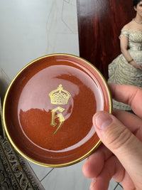 Antiker Cadinen Teller mit Doppelmonogramm von Kaiser Wilhelm II. und Kaiserin Hermine, rotes Cadinen-Porzellan mit Golddekor