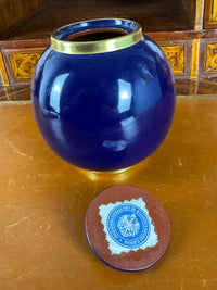 Antikes Cadinen Deckelgefäß mit Monogramm H unter Krone für Kaiserin Hermine, blaue Glasur, Golddekor und originaler Hofaufkleber