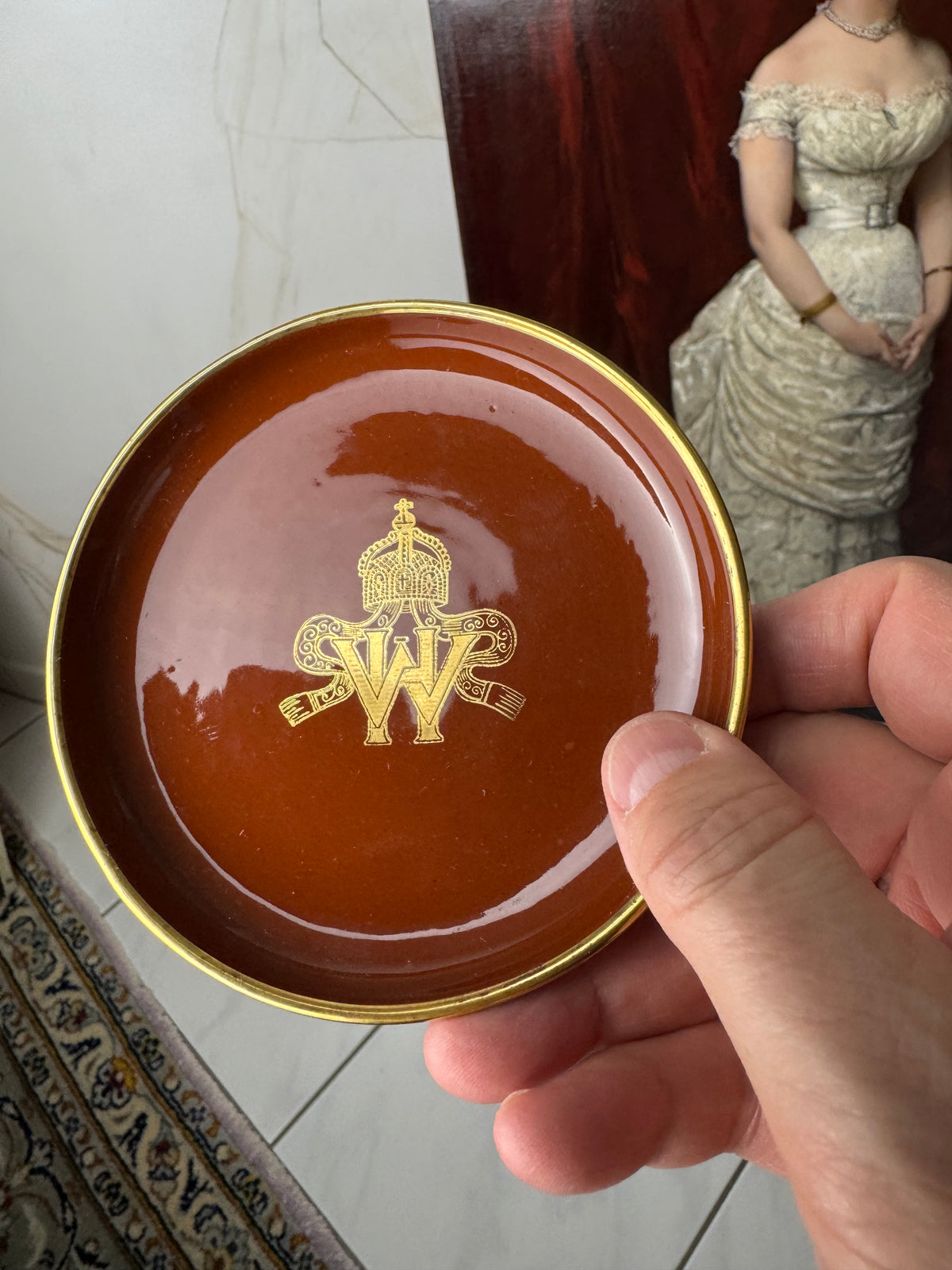 Antiker Cadinen Teller mit Doppelmonogramm von Kaiser Wilhelm II. und Kaiserin Hermine, rotes Cadinen-Porzellan mit Golddekor