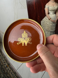 Antiker Cadinen Teller mit Doppelmonogramm von Kaiser Wilhelm II. und Kaiserin Hermine, rotes Cadinen-Porzellan mit Golddekor