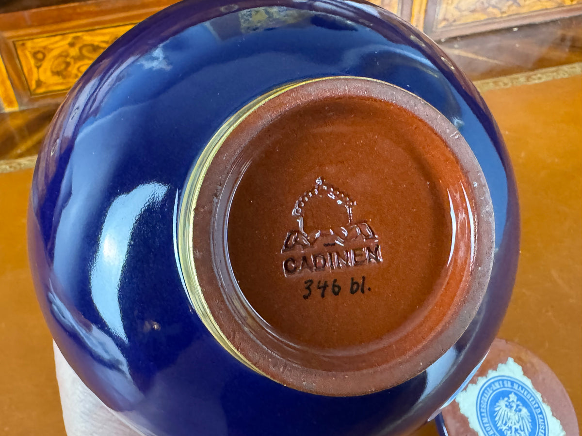 Antikes Cadinen Deckelgefäß mit Monogramm H unter Krone für Kaiserin Hermine, blaue Glasur, Golddekor und originaler Hofaufkleber